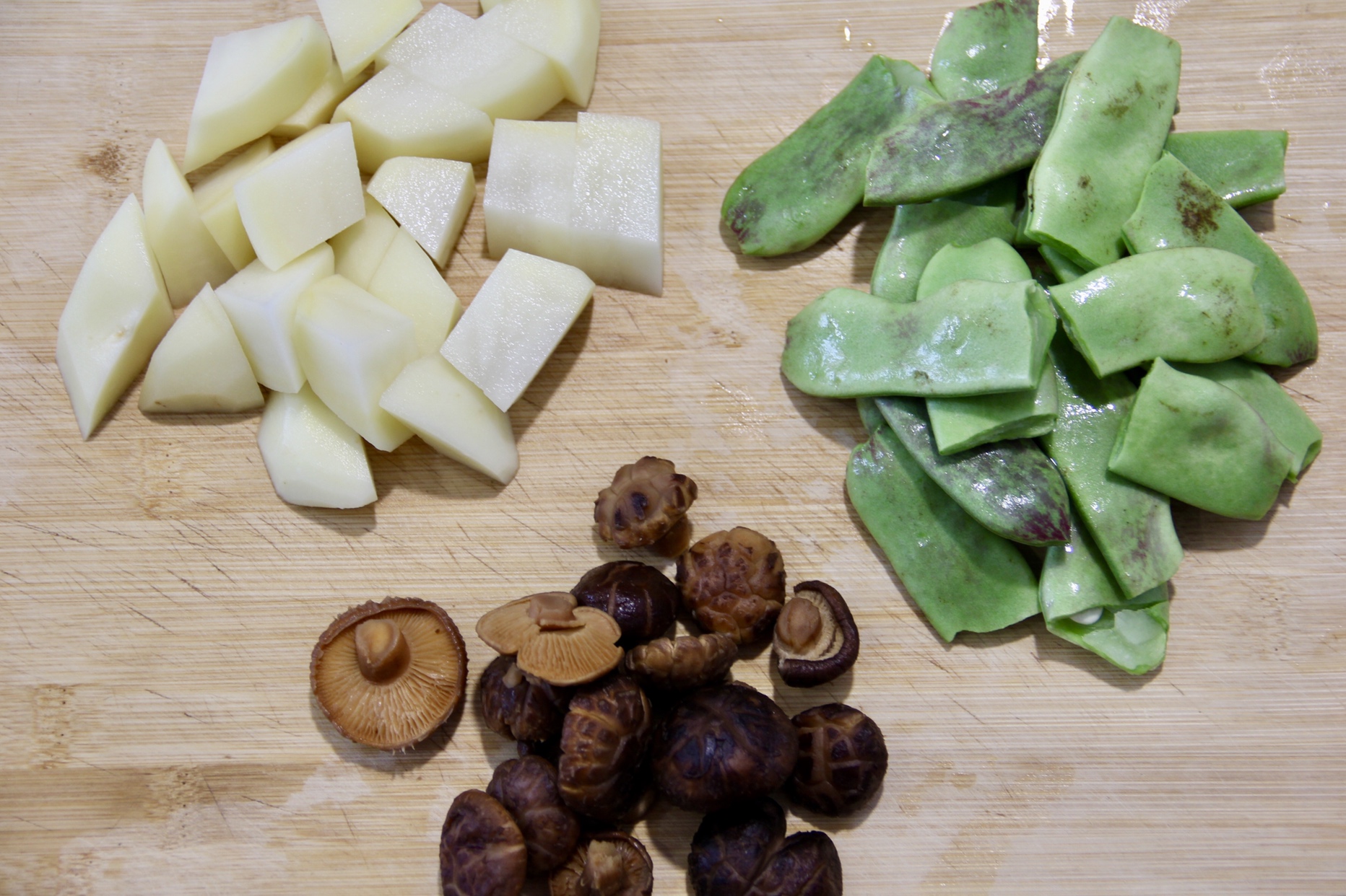 香菇豆角炖土豆的做法 步骤2