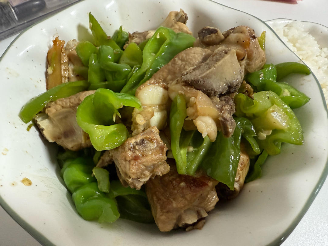 只用加盐的青椒汤排骨 鲜辣清爽超适合夏天！