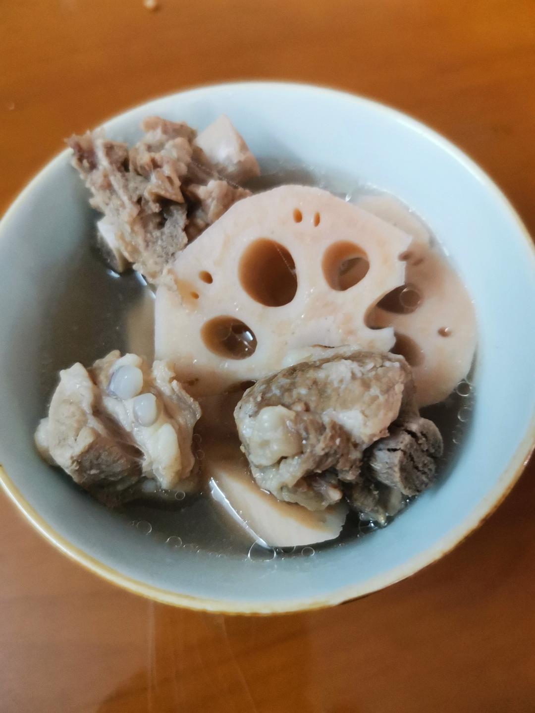 秋天的第一晚汤：莲藕花生排骨汤