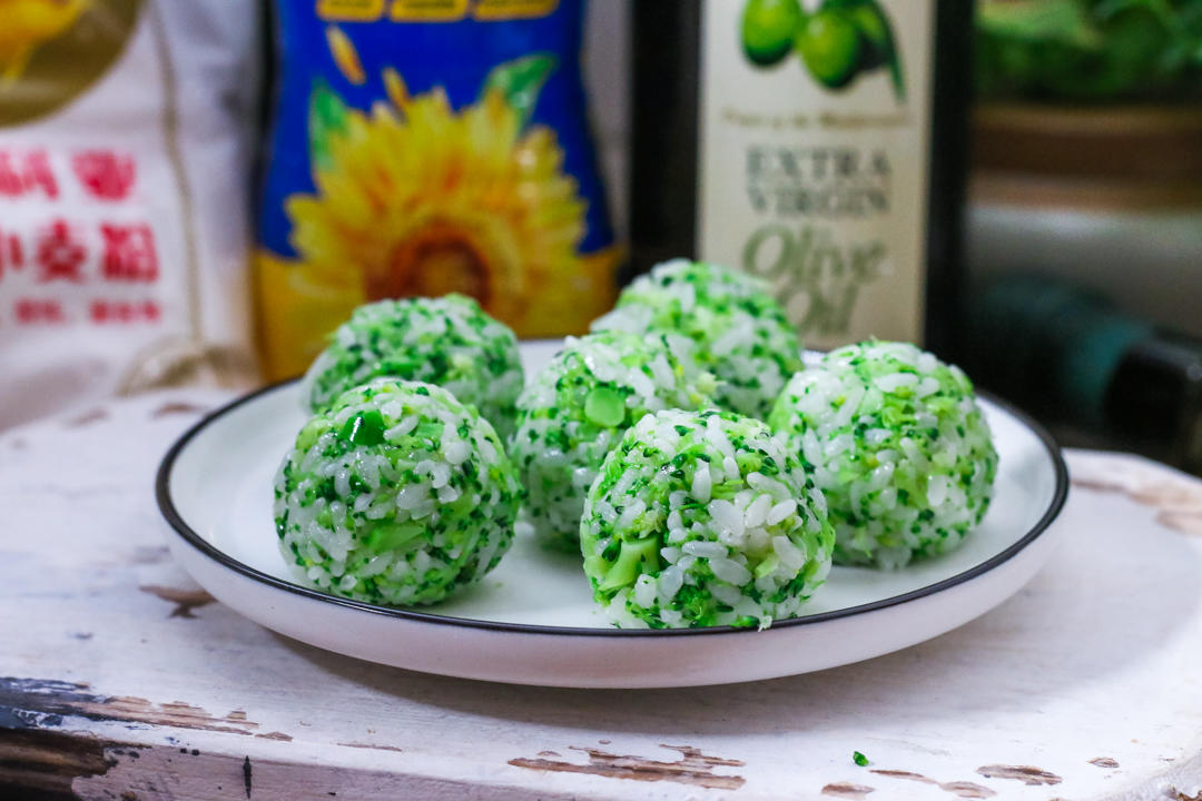 橄榄油西兰花饭团