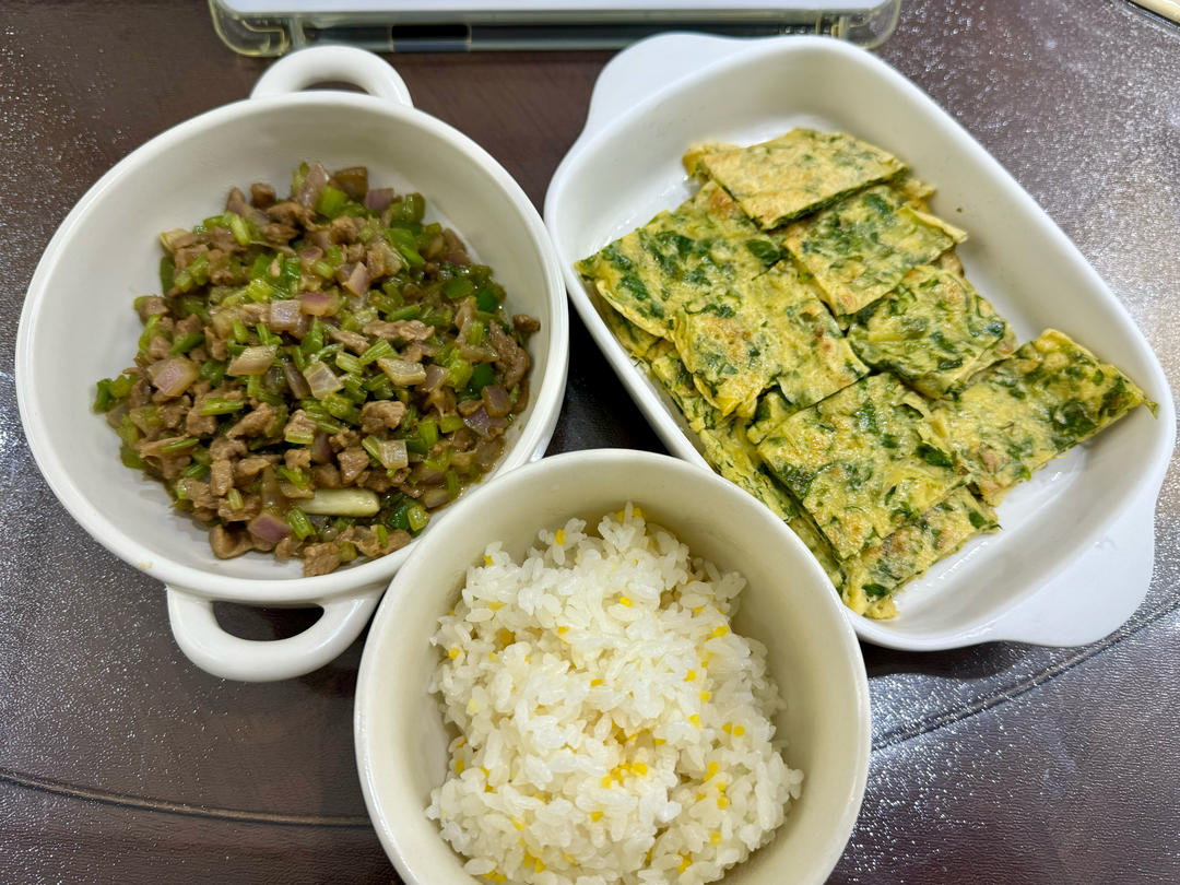 米饭杀手｜芹菜粒炒牛肉末