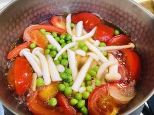 雪平锅美食——不上火很美味很营养的番茄白玉菇豌豆窝蛋汤的做法 步骤5