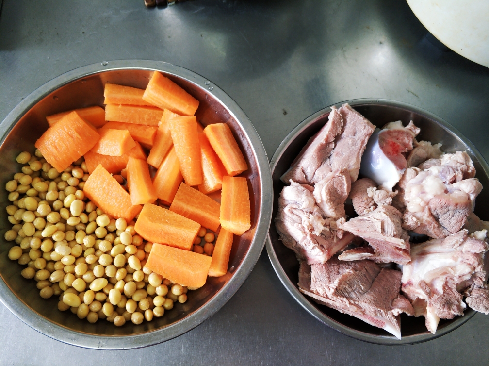 红萝卜黄豆猪骨汤（促进骨骼生长发育）的做法