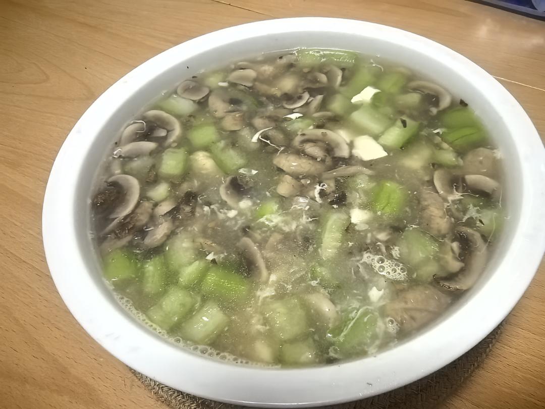 汤鲜味美！适合天热喝的刮油神汤～丝瓜蘑菇汤