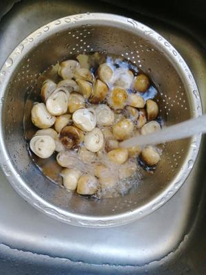 蚝油青椒炒草菇的做法 步骤2