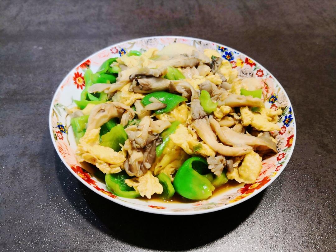 平菇青椒炒鸡蛋 好吃又营养的超快手家常菜