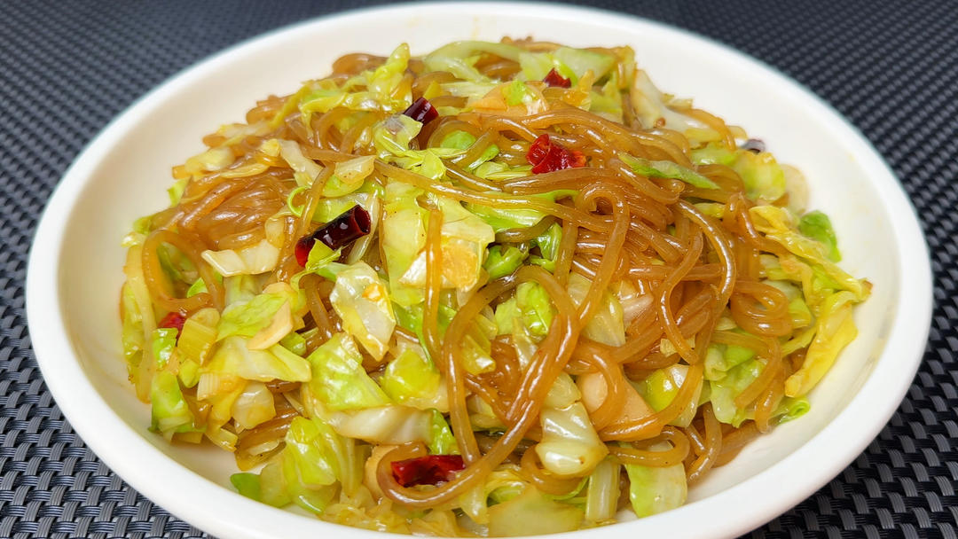 好吃不过家常菜，这样做的包菜炒粉条太下饭了，快去做起来吧