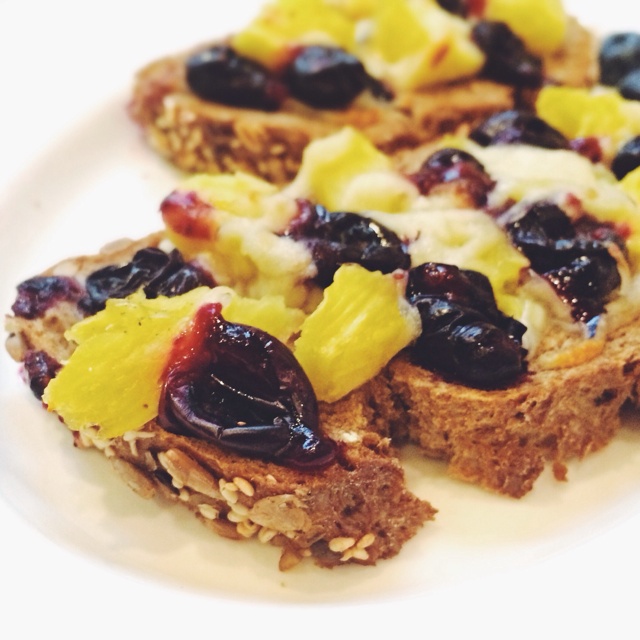 爆浆蓝莓水果欧包pizza