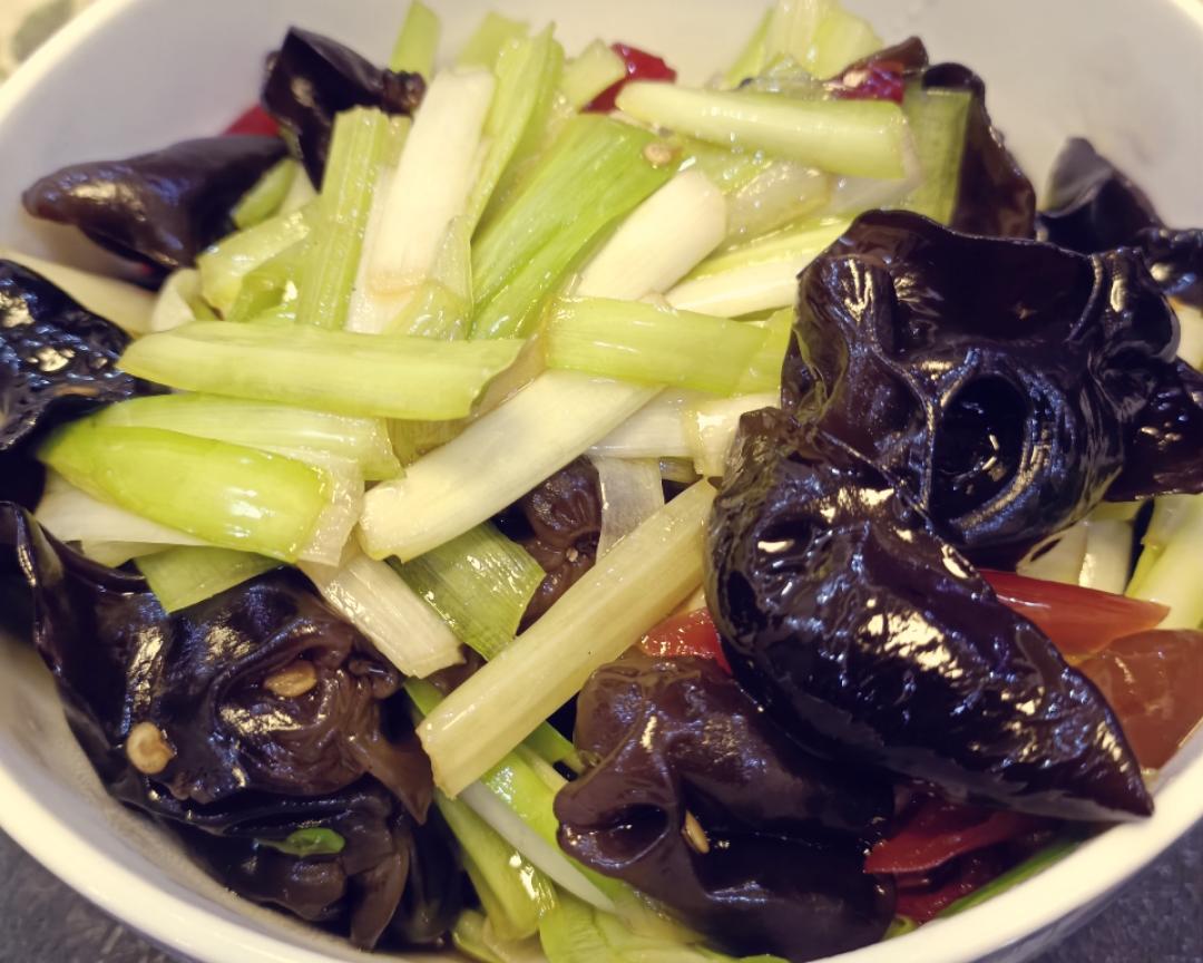 韭黄炒木耳的做法
