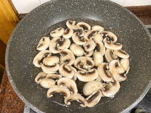 山海情 双孢菇炒腊肉的做法 步骤3