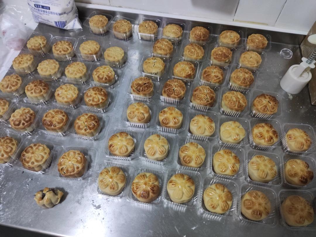 广式月饼—蛋黄莲蓉月饼