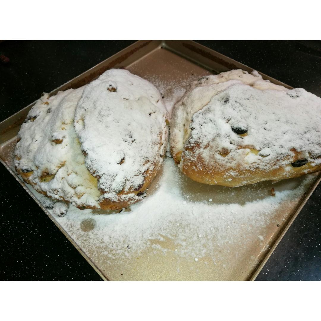 口感介于面包和蛋糕之间的我在烘培界的真爱--馅料丰富，圣诞必撸，不会撸就不配做德国老祖母的史！多！伦！！ Stollen！！