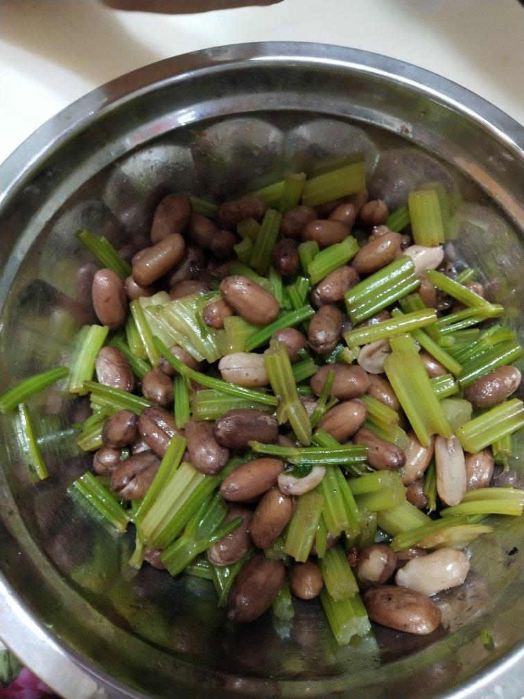 凉拌芹菜花生米胡萝卜
