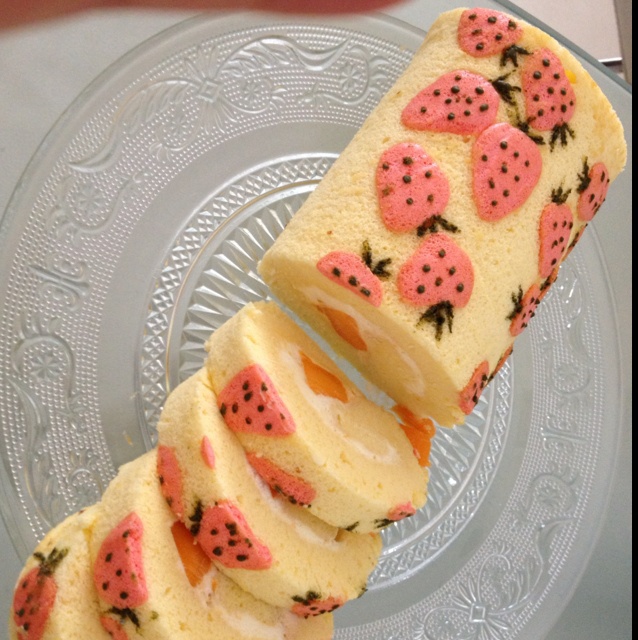 彩绘草莓蛋糕卷