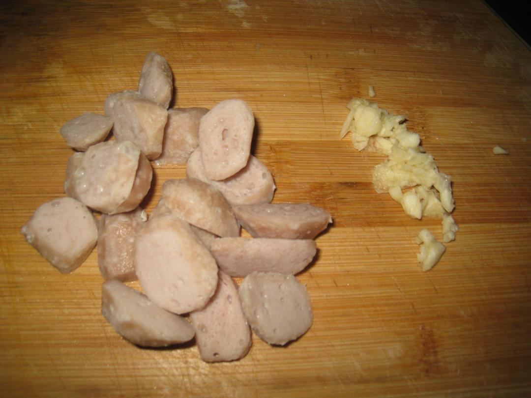 肉丸炒香菇西生菜的做法 步骤2