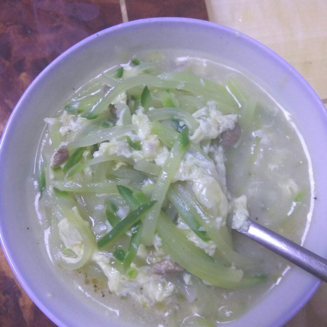 俩娃娘做的青萝卜丝咸汤