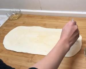 一根筷子压出香葱花卷（小视频食谱）的做法 步骤14