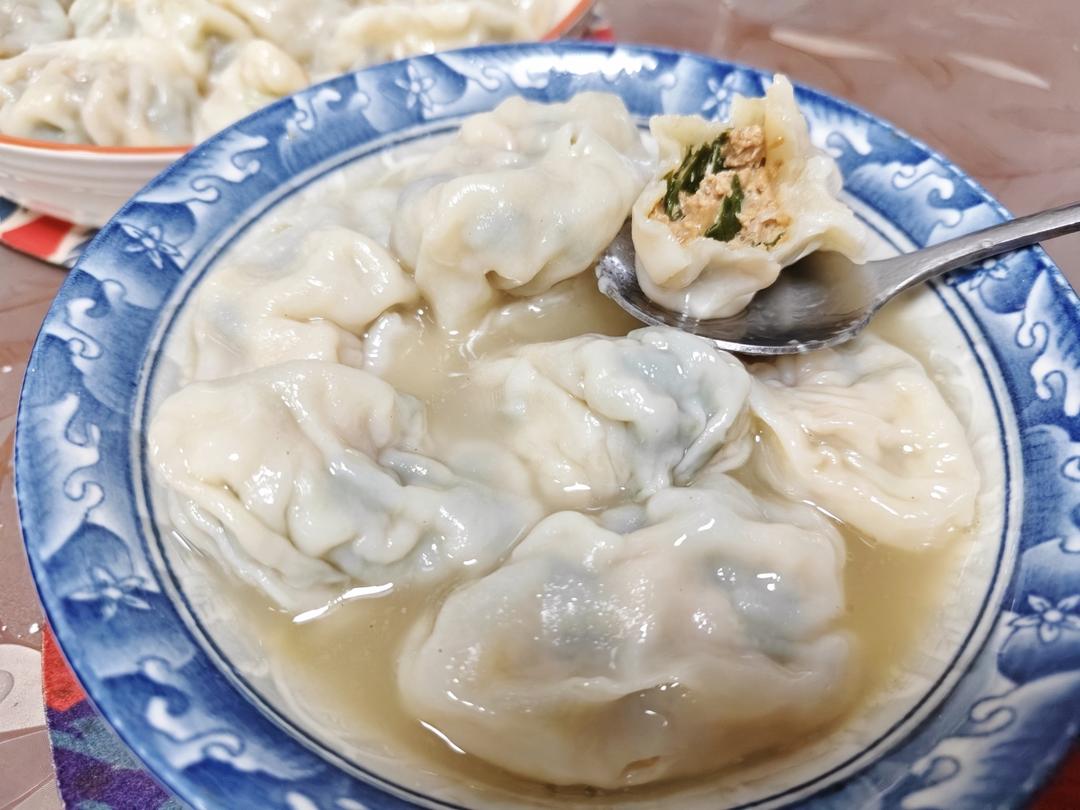 韭菜猪肉饺子(附擀皮和最简单的饺子包法)