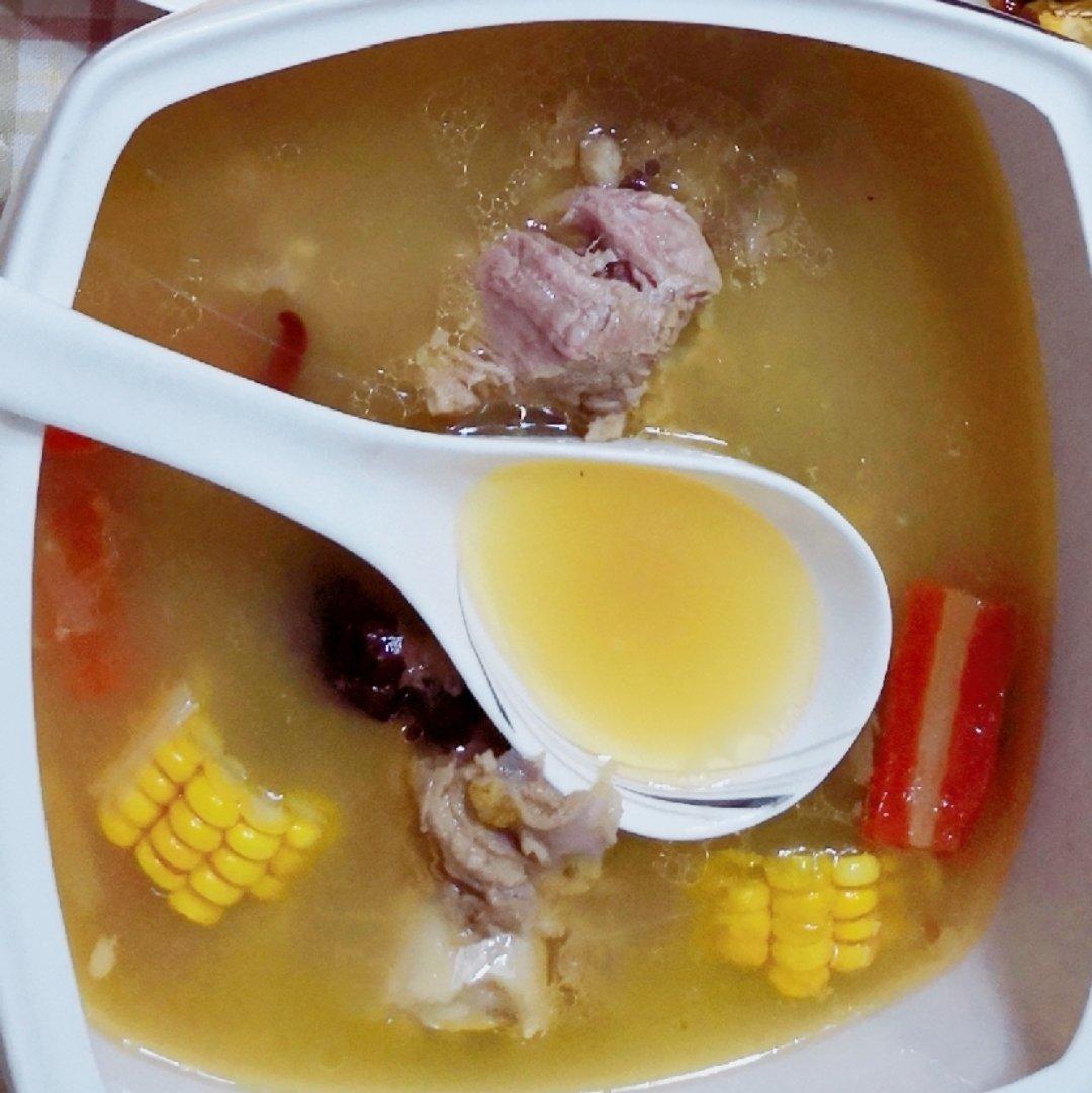 胡萝卜玉米大骨汤
