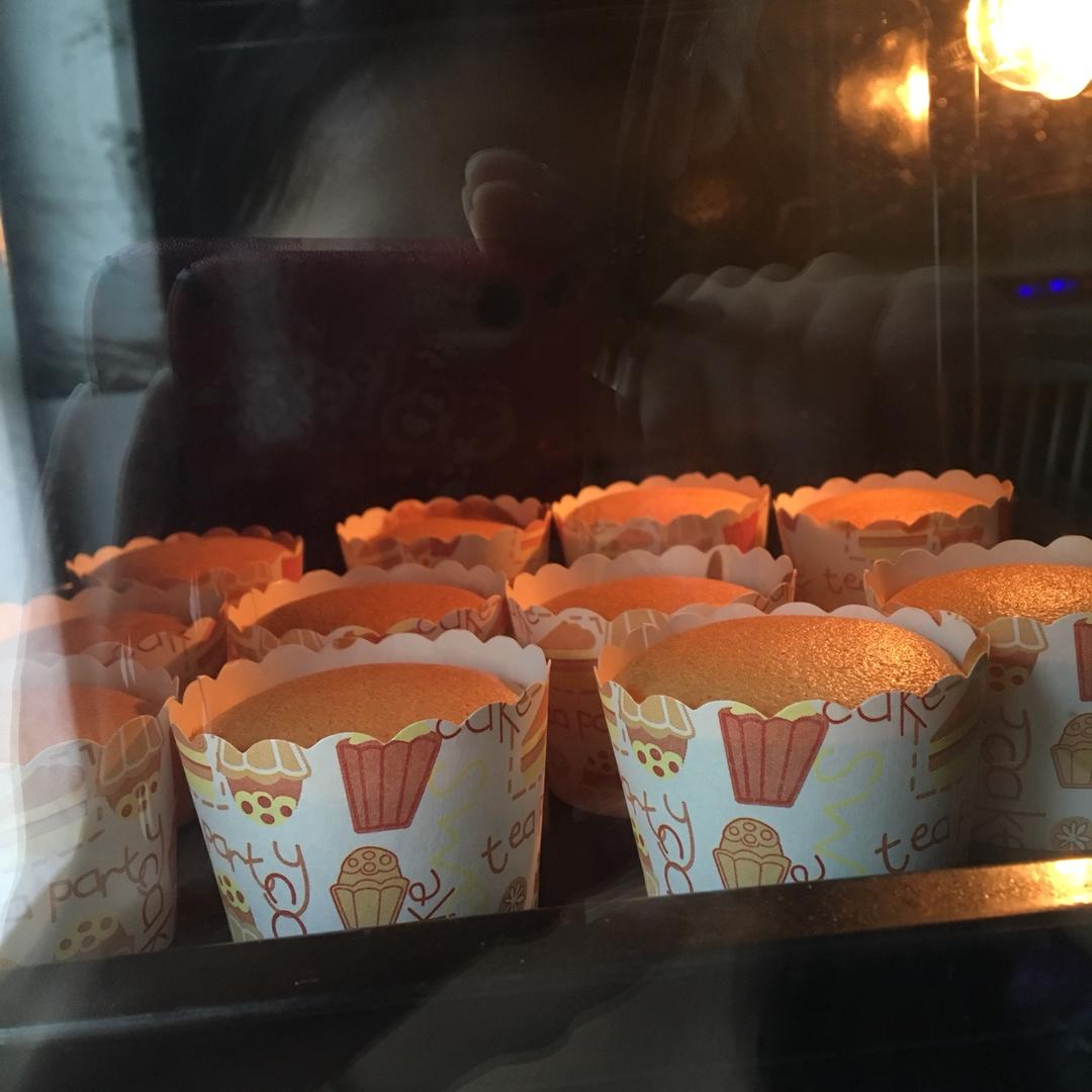 戚风杯子蛋糕^_^不开裂不回缩喔～