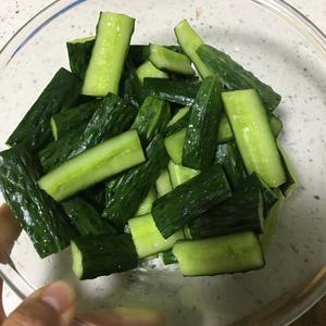 腌一晚上就能吃的快手小菜，腌黄瓜的做法 步骤1