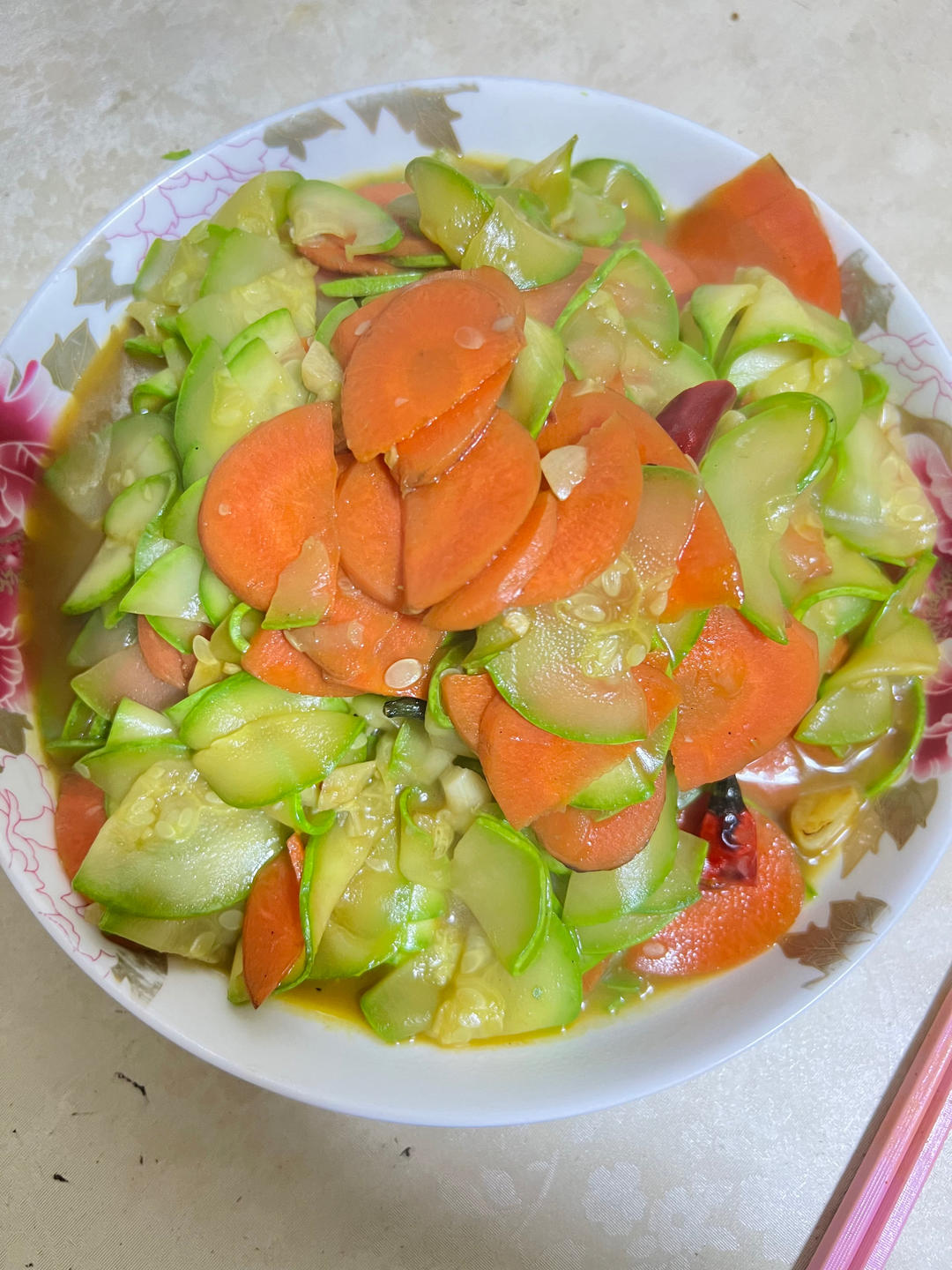 好吃又营养的西葫芦素炒胡萝卜