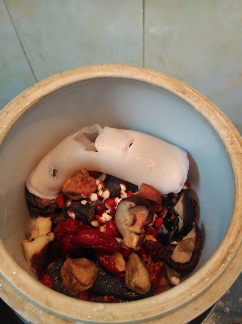 鲍鱼仔海珍花菇汤，鲜掉眉毛香掉下巴，护肝健肾