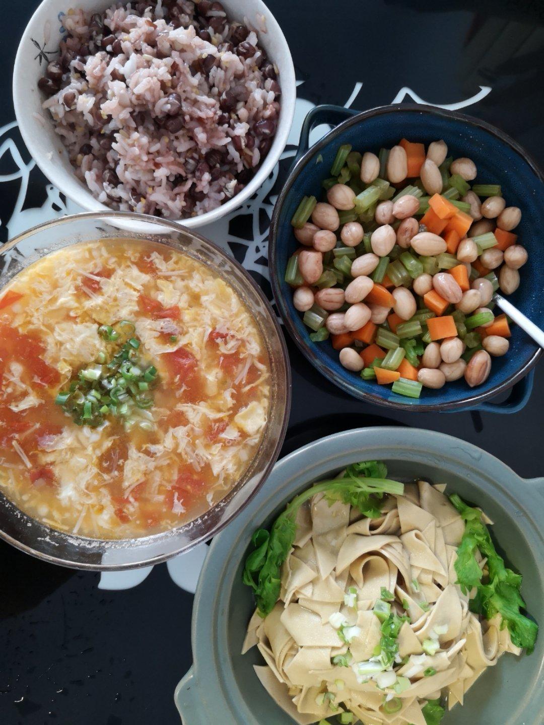 凉拌芹菜花生米胡萝卜