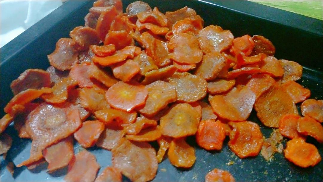 依照子瑜妈妈的方子制作的胡萝卜干，给宝宝当零食