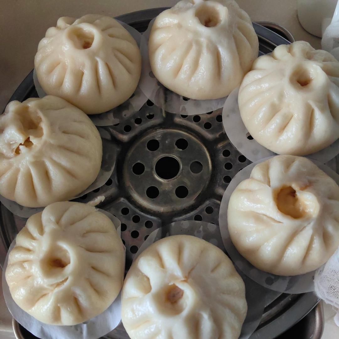 松软多汁的肉包子