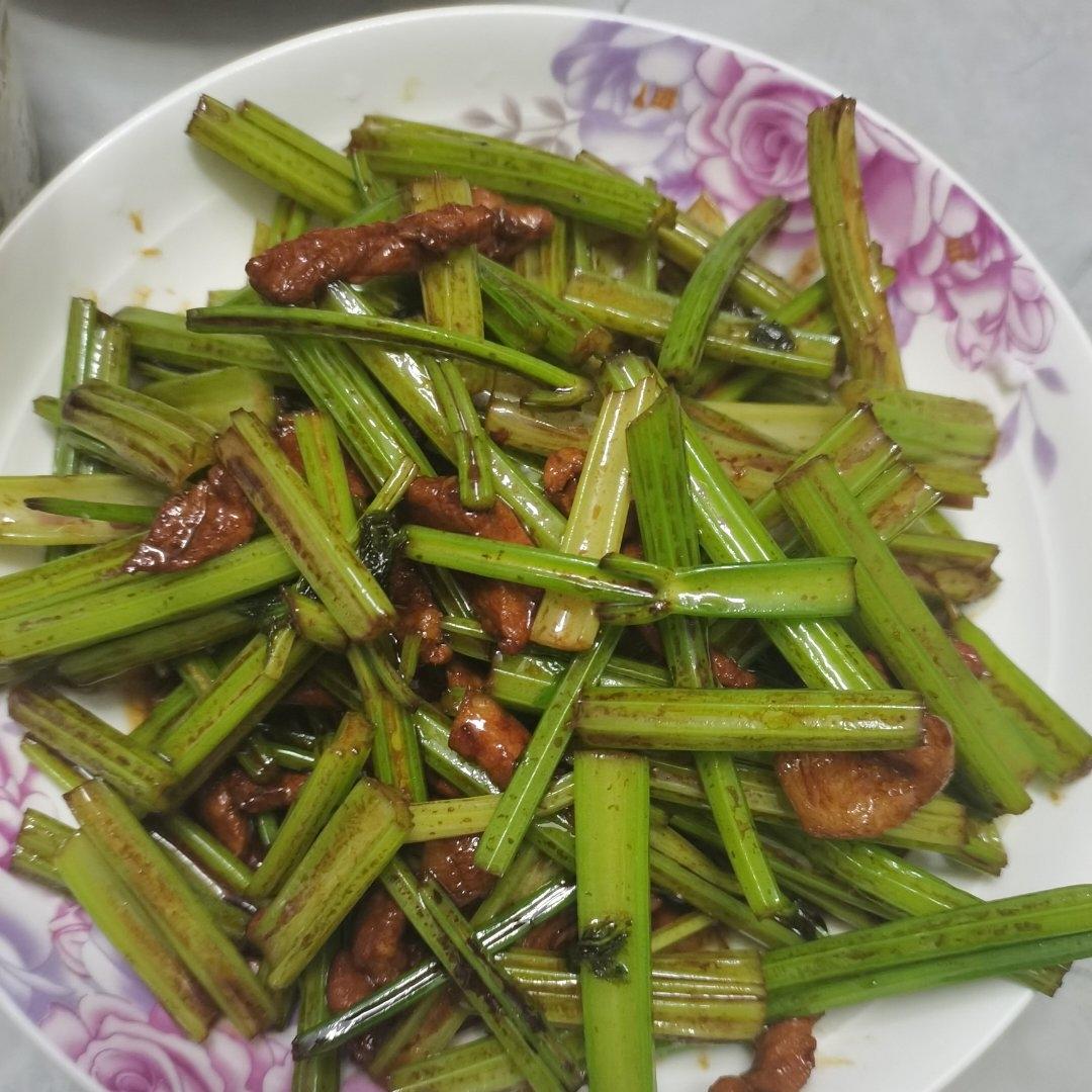 芹菜炒肉（简单下饭）