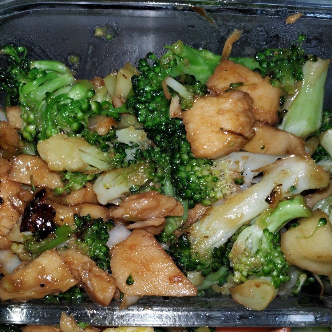 减脂增肌食谱——美味西兰花炒鸡胸肉