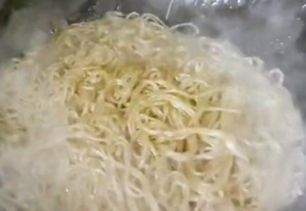 豆芽粉丝炒鸡蛋的做法 步骤1