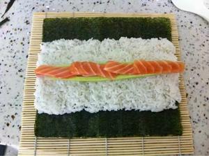 三文鱼寿司/寿司卷的做法 步骤4