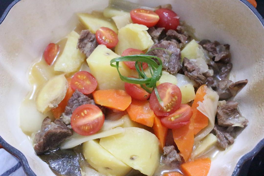 铸铁锅土豆炖牛肉