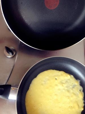 平底锅🍳肉松香酥蛋卷的做法 步骤7