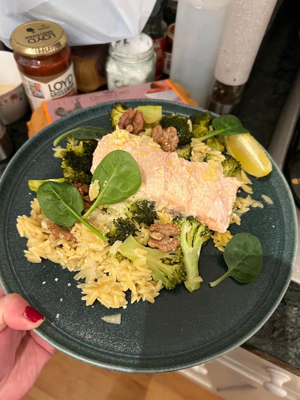 Salmon, orzo with chilli, garlic, roasted broccoli, lemon, Parmesan & walnut的做法