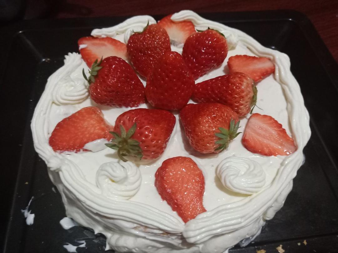 新手必成8寸生日蛋糕（详细多图干货经验分享，解决戚风蛋糕塌陷，奶油饰面涂不好，烤箱温度不好掌握等各种问题）