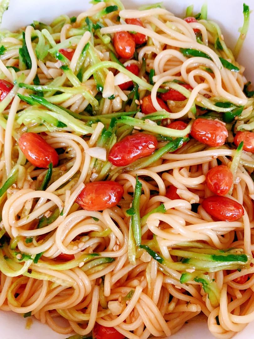 熙熙果儿做的巨好吃酸辣凉拌面十分钟搞定,简单快手