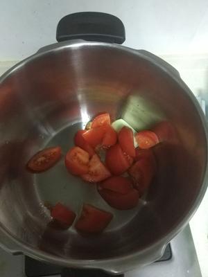 西红柿萝卜莲藕炖牛肉的做法 步骤2