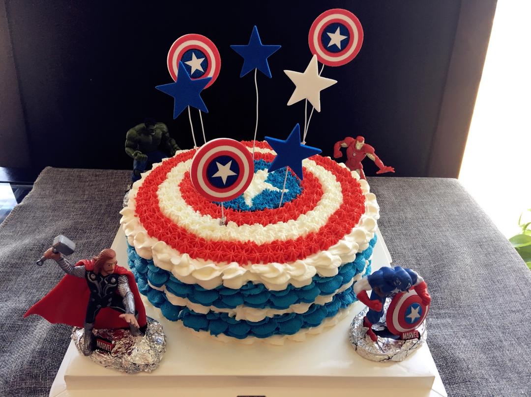 存钱罐小狗做的美国队长创意生日蛋糕