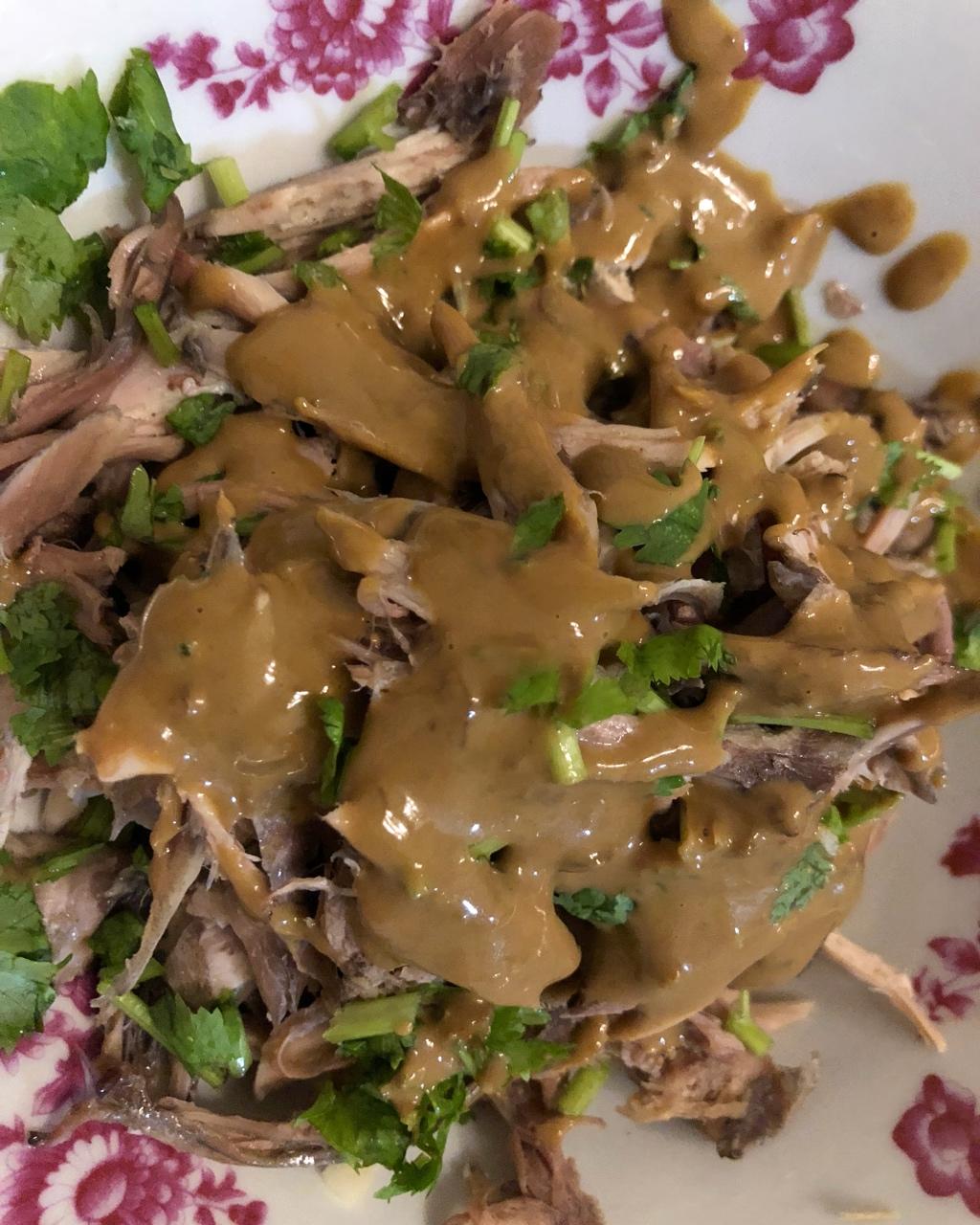 一鸡二吃 helenzheng做的一鸡二吃赞 老母鸡,拌鸡肉调料,芝麻酱(可选)