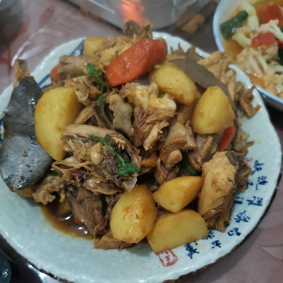 “家常版大盘鸡”汤汁简直拌面拌饭泡饼利器！每次连汤带肉吃的一干二净～