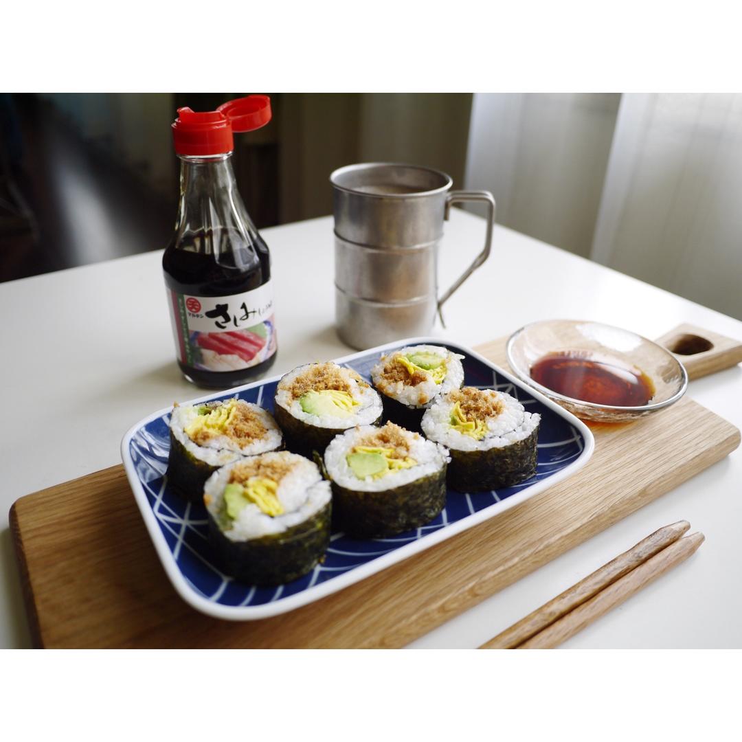 三文鱼牛油果寿司，肉松牛油果鸡蛋寿司