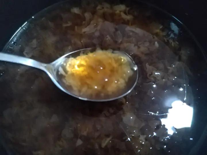 冰糖银耳莲子羹。（内附电饭煲做法）