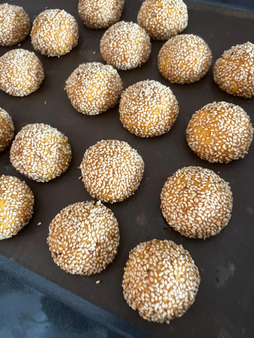 免油炸！秋日小甜品👉糯叽叽的南瓜芝麻球！