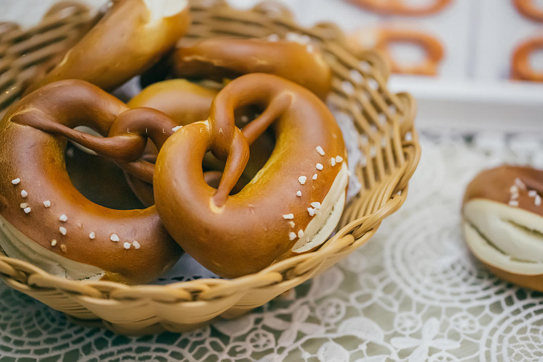 莉莉菲做的低脂低糖德国普雷结碱水面包(免发酵做晚餐间隙就能做一盘)