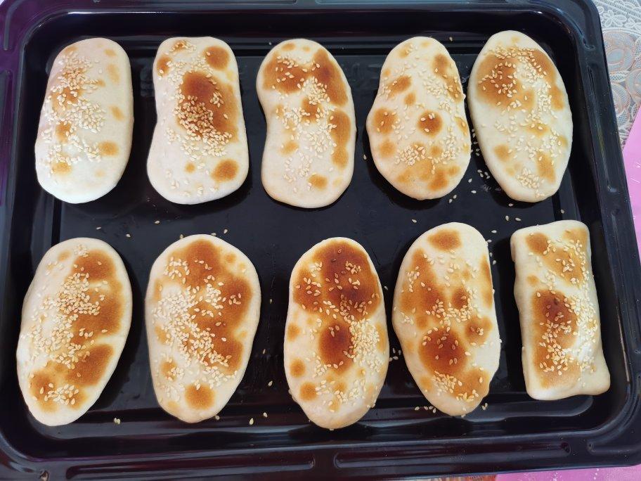 空心糖饼，趁热咬一大口，入口酥脆加上甜蜜的糖汁、满满幸福感。