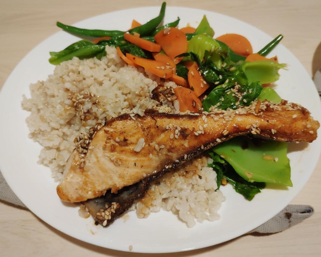 香煎三文鱼&蒜香棕米饭的做法