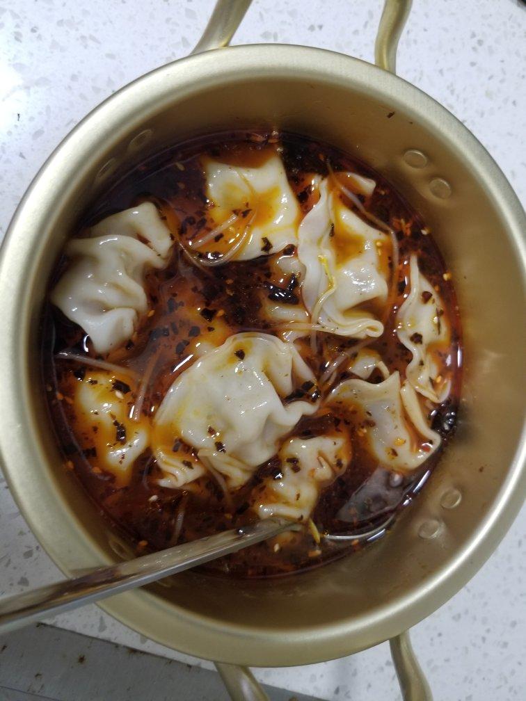 省时又便捷，没人能抗拒这碗酸汤水饺！🥟